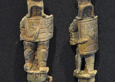 Gladiátorok csontból faragott figurái